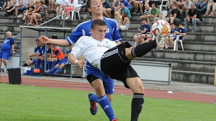 Stören gleich bei der Ballverwertung: Niklas Markart (hinten) vom TSV Münnerstadt attackiert Daniel Zänglein (SV Euerbach/Kützberg). Foto: Hopf