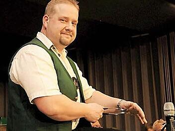 Dass er auch musikalisch mit Löffeln umgehen kann, zeigte stellvertretender Vorsitzender Markus Geuß bei der Löffelpolka. Foto: Gerold Snater