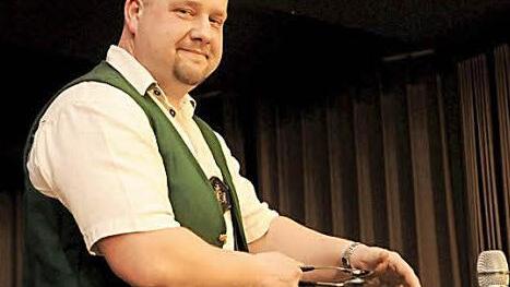 Dass er auch musikalisch mit Löffeln umgehen kann, zeigte stellvertretender Vorsitzender Markus Geuß bei der Löffelpolka. Foto: Gerold Snater