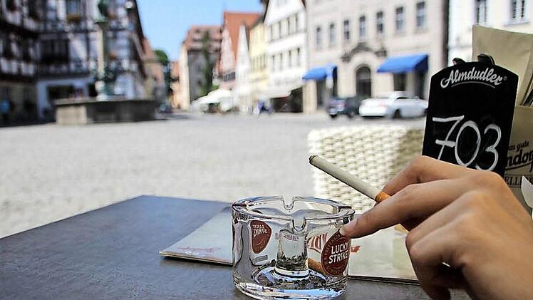 Geraucht wird nur noch draußen: Für Forchheims Raucher ist das inzwischen völlig normal.  Foto: Lena Alt