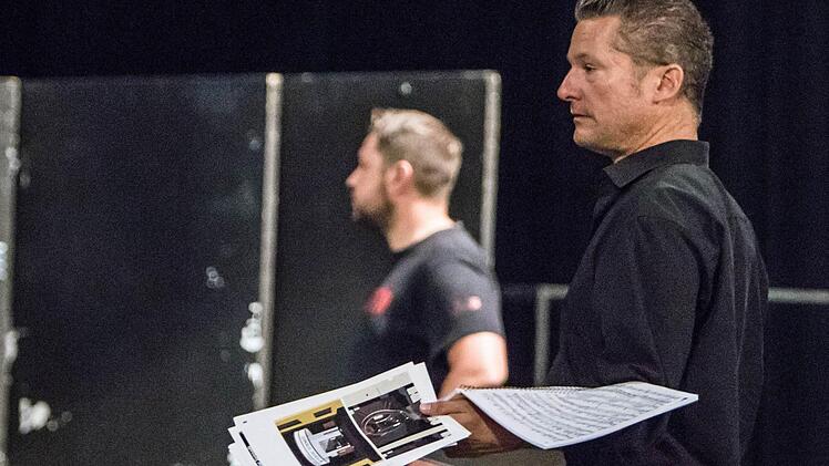 Gast-Regisseur Tobias Materna bei der Bauprobe zu "Die stumme Serenade" von Erich Wolfgang KorngoldFoto: Jochen Berger