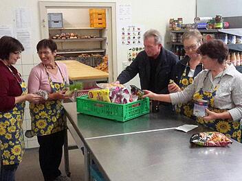 Über enorm verbesserte Arbeitsbedingungen für sich und seine ehrenamtlichen Helferinnen freut sich der Vorsitzende der "Brückenauer Tafel", Hans-Jürgen Schelle (Bildmitte). Neue Regale und Tische erleichtern Sortierung und Verteilung der gespendeten Waren.  Foto: Rolf Pralle