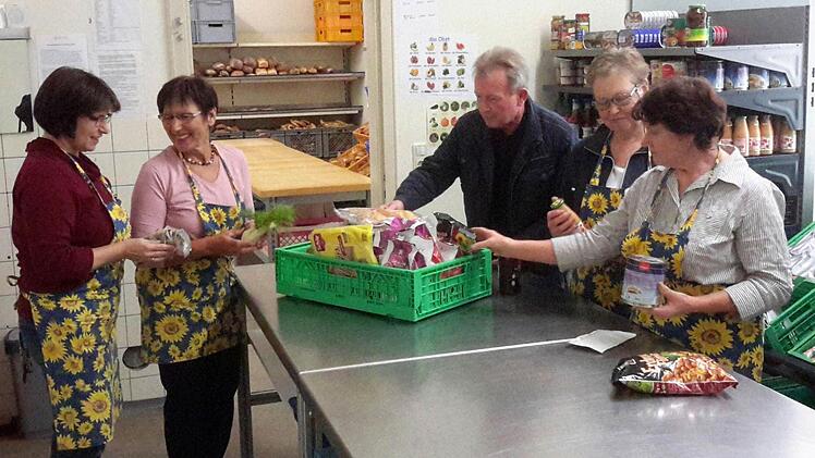 Über enorm verbesserte Arbeitsbedingungen für sich und seine ehrenamtlichen Helferinnen freut sich der Vorsitzende der "Brückenauer Tafel", Hans-Jürgen Schelle (Bildmitte). Neue Regale und Tische erleichtern Sortierung und Verteilung der gespendeten Waren.  Foto: Rolf Pralle
