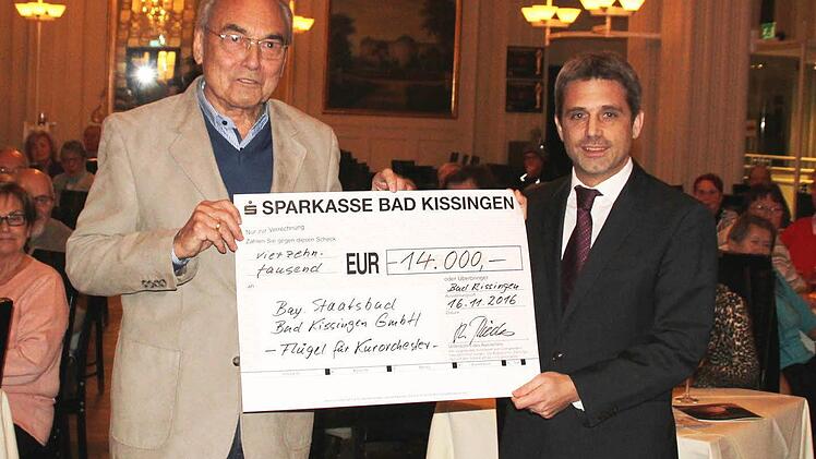 Einen "klingenden Scheck" für einen neuen Konzertflügel des Kurorchesters übergab Fördervereins-Vorsitzender Dr. Kurt Rieder (links) Kurdirektor Frank Oette. Foto: Werner Vogel
