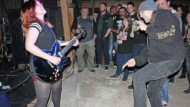 Auf Du und Du mit den Fans: Lucija Iv&scaron;ic von der kroatischen Band "Puncke" schreit sich die Seele aus dem Leib, w&auml;hrend ein Besucher alle F&uuml;nfe gerade sein l&auml;sst.  Fotos: Stephan St&ouml;ckel