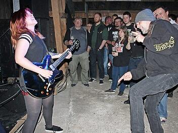 Auf Du und Du mit den Fans: Lucija Ivšic von der kroatischen Band "Puncke" schreit sich die Seele aus dem Leib, während ein Besucher alle Fünfe gerade sein lässt.  Fotos: Stephan Stöckel