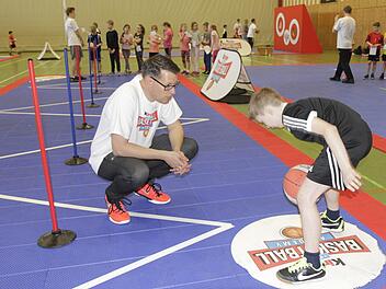 Nachdem die Kinder im Zick-zack durch die Stangen gedribbelt sind, folgt die schwierige Aufgabe des "Spinnendribblings". Jeremy versucht sich daran unter den Augen von Trainer Aaron Justice.  Fotos: Udo Schilling