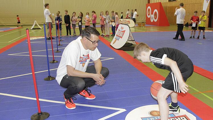 Nachdem die Kinder im Zick-zack durch die Stangen gedribbelt sind, folgt die schwierige Aufgabe des "Spinnendribblings". Jeremy versucht sich daran unter den Augen von Trainer Aaron Justice.  Fotos: Udo Schilling