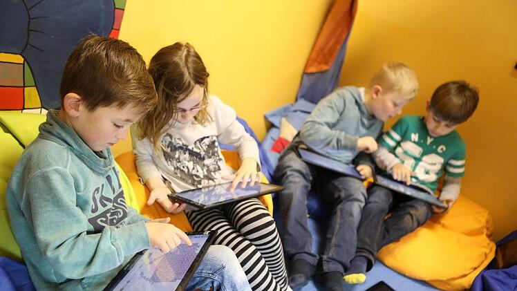 Mit der einfachen Programmiersprache "Scratch Jr" lernen Tom, Ella, Maximilian und Jakob (von links) virtuelle Tiere zu programmieren. Foto: Barbara Herbst