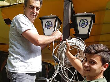 Simon Chatzigeorgiou bereitet mit seinem Sohn Steve den Schützenkeller für das Annafest vor. Am Donnerstag  arbeiteten Vater und Sohn an der neuen Lichtanlage.  Fotos: E.Roepert