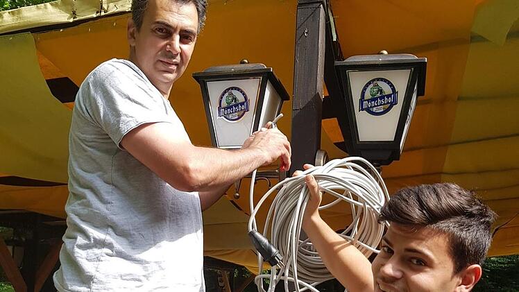 Simon Chatzigeorgiou bereitet mit seinem Sohn Steve den Schützenkeller für das Annafest vor. Am Donnerstag  arbeiteten Vater und Sohn an der neuen Lichtanlage.  Fotos: E.Roepert