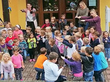 Bewegung war bei der Feierstunden vor dem katholischen Kinderhaus St. Johannes der T&auml;ufer angesagt, und alle machten mit. Fotos: Gerd Klemenz
