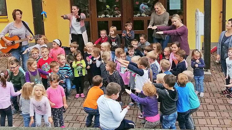 Bewegung war bei der Feierstunden vor dem katholischen Kinderhaus St. Johannes der T&auml;ufer angesagt, und alle machten mit. Fotos: Gerd Klemenz