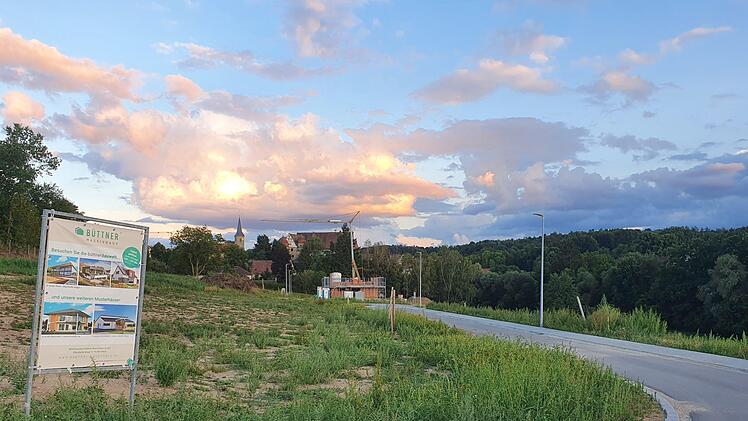Im Baugebiet "Binzig" entsteht das erste Haus. Rechts der Straße sind die Grundstücke talseitig,  links bergseitig. Foto: Carmen Schwind