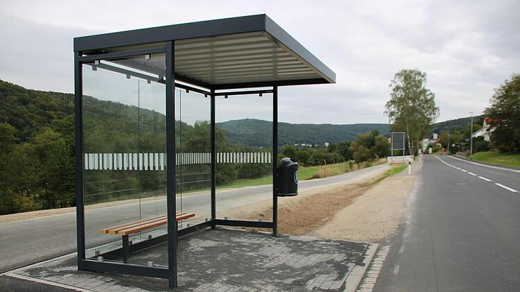 An der neuen Bushaltestelle in Wernarz fällt das Pflaster deutlich sichtbar zur Straße hin ab. Foto: Ulrike Müller