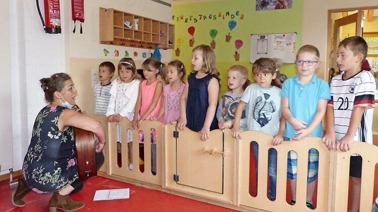 Musikalisch begrüßten die Vorschulkinder mit der Kita-Leiterin Manuela Schraml die Gäste, Eltern, Elternbeirat und Besucher.