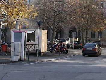 Ein Bild aus vergangenen Tagen - der Albertsplatz: ein unschöner Parkplatz, aber mit Bratwurstbude.