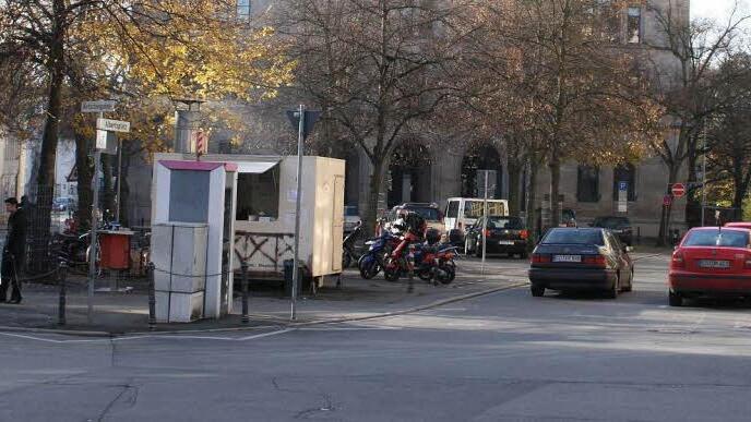 Ein Bild aus vergangenen Tagen - der Albertsplatz: ein unschöner Parkplatz, aber mit Bratwurstbude.