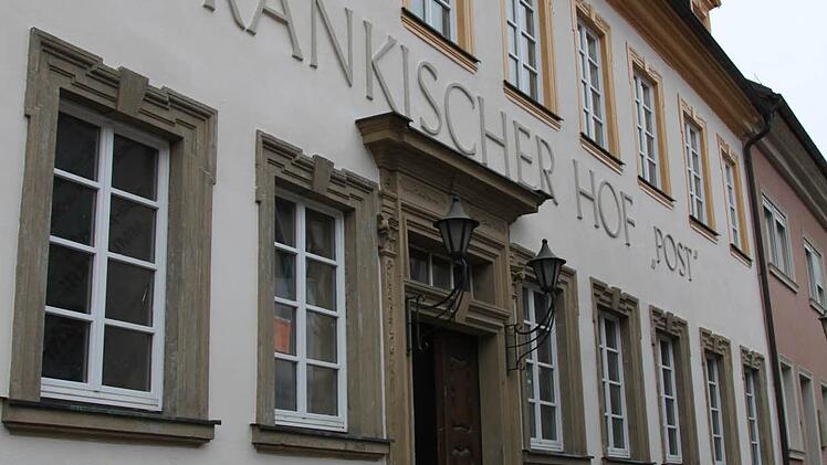 Die Fassade bekommt Farbe und der Bereich vor dem Haus wird von der Stadt hergerichtet. Dann können hier auch Tische stehen.