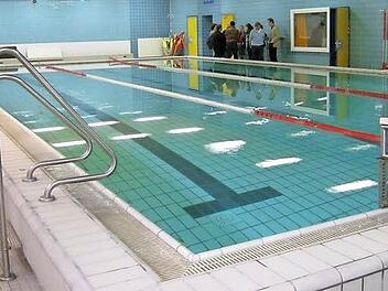 Das Lehrschwimmbecken an der Realschule I ist derzeit vorsorglich geschlossen. In rund 14 Tagen wird ein Ergebnis der Laboruntersuchungen erwartet. Erst Mitte November gab es eine Besichtigung (Bild), bei der die Mängel begutachtet wurden. Foto: Archiv/privat