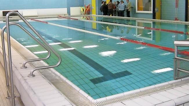 Das Lehrschwimmbecken an der Realschule I ist derzeit vorsorglich geschlossen. In rund 14 Tagen wird ein Ergebnis der Laboruntersuchungen erwartet. Erst Mitte November gab es eine Besichtigung (Bild), bei der die Mängel begutachtet wurden. Foto: Archiv/privat