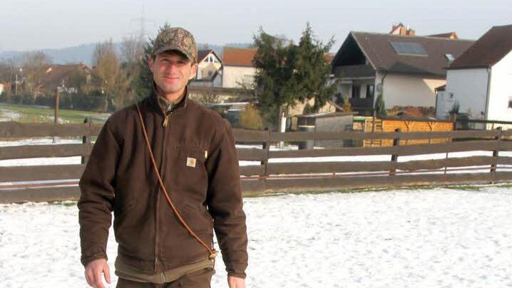 Früh übt sich - deshalb ist Benedikt Mäusbacher mit seiner alpenländischen Dachsbracke namens Ally auch schon in der Hundeschule. Der Jäger macht schon vor der eigentlichen Jagdausbildung Erziehung.