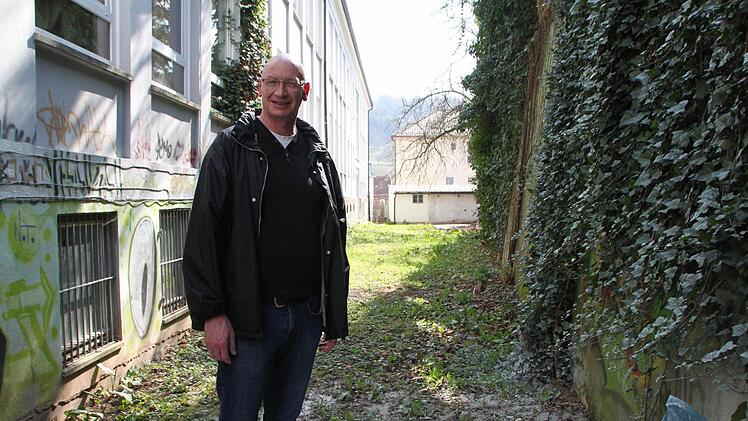 Der Durchgang zum Kirchplatz müsste gepflastert werden.