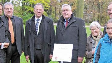 Irmingardt Eidt, ehemals Vorsitzende des Evangelischen Bildungswerkes Coburg, Pfarrer Dieter Stößlein, theologischer Referent im EBW, Martin Finzel, Mitglied der bayerischen Landessynode und Bürgermeister von Ahorn, Dekan Christoph Liebst, Dritter Bürgermeister Thomas Nowak, Oberbürgermeister Norbert Tessmer, Prädikantin Karin Schunk, Dekan Andreas Kleefeld, Birgit Kleefeld und Ingeborg Heinebrodt von der Katholischen Erwachsenenbildung vor der Coburger Luthereiche