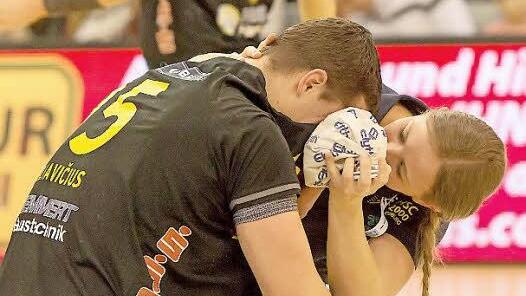 Die Partie gegen Neuhausen hinterließ auch gleich ihre Spuren bei den Coburgern, wie hier bei Romas Kirveliavicius zu sehen, der mit Eis behandelt werden musste.