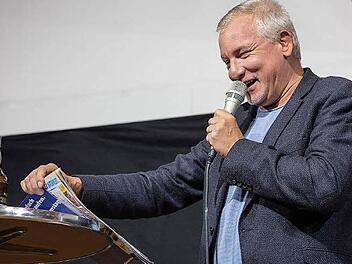 Entartete Gunst", in seinem Zweistunden-Programm deckte Matthias Matuschik im Michelauer Gemeindezentrum die Hirnrissigkeiten unserer Zeiten auf. Foto: Klaus Gagel