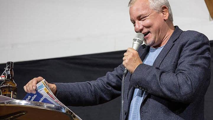 Entartete Gunst", in seinem Zweistunden-Programm deckte Matthias Matuschik im Michelauer Gemeindezentrum die Hirnrissigkeiten unserer Zeiten auf. Foto: Klaus Gagel