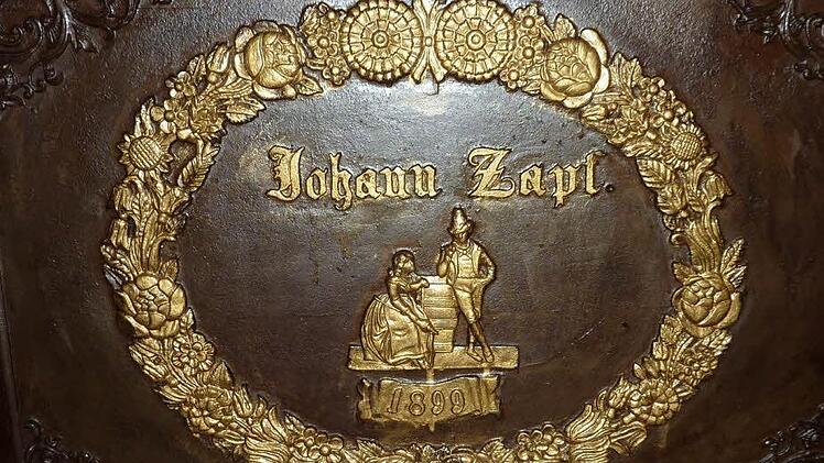 Prächtige Verzierung mit dem Hinweis auf den Käufer Johann Zapf Foto: Gerd Fleischmann