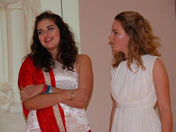 Anna Eber (links) erz&auml;hlte als Neaira die Geschichte einer jungen Frau im R&ouml;mischen Reich, die schon fr&uuml;h an ein Bordell verkauft wurde. Ihre Freundin Julia (Deborah Kemnitzer) steht ihr zur Seite. Foto Uschi Prawitz