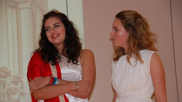 Anna Eber (links) erz&auml;hlte als Neaira die Geschichte einer jungen Frau im R&ouml;mischen Reich, die schon fr&uuml;h an ein Bordell verkauft wurde. Ihre Freundin Julia (Deborah Kemnitzer) steht ihr zur Seite. Foto Uschi Prawitz