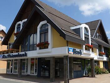 Strahlend blau ist der Himmel über der Raiffeisenbank Oberland. Das Geldinstitut hat wieder ein erfolgreiches Jahr hinter sich und kann 3,5 Prozent Dividende an die Mitglieder ausschütten.Klaus-Peter Wulf