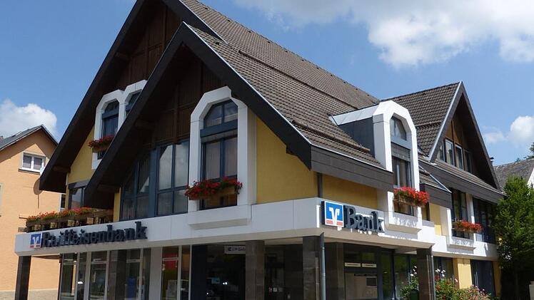 Strahlend blau ist der Himmel über der Raiffeisenbank Oberland. Das Geldinstitut hat wieder ein erfolgreiches Jahr hinter sich und kann 3,5 Prozent Dividende an die Mitglieder ausschütten.Klaus-Peter Wulf