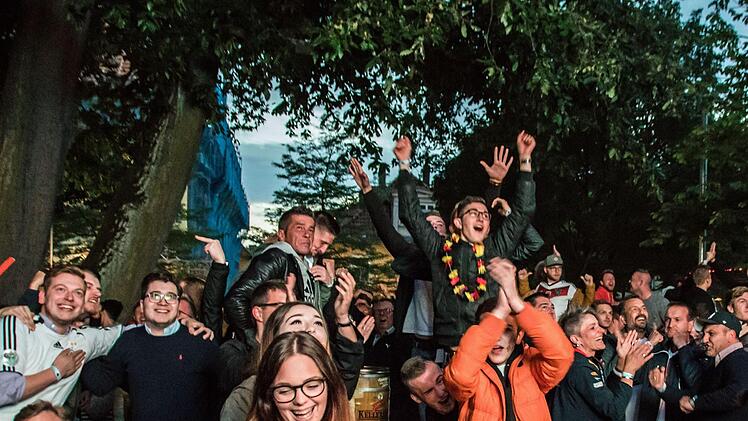 Jubel in der Nachspielzeit: Erst Sekunden vor Schluss hatten die zahlreichen Fans  im Coburger Prinzengarten beim Public Viewing Grund zur Freude.Foto: Jochen Berger