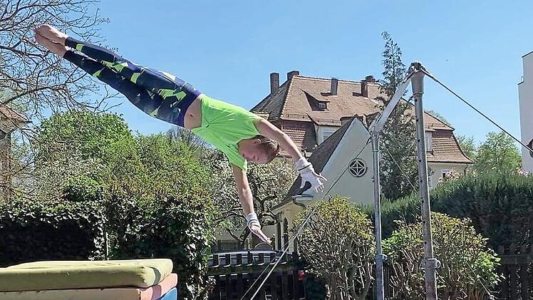 Die Leistungsturnerinnen landen beim Abgang weich. Ein Matten-Turm wurde dafür im Garten der Familie Roßberg aufgebaut. Foto: privat