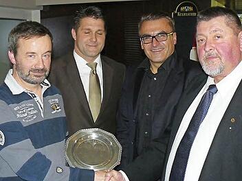 Zweiter Bürgermeister Hans-Joachim Hösch (rechts) zeichnete Klaus-Dieter Jahnke (links) mit dem Fainess-Pokal 2013 aus. Mit im Bild (von links) Trainer Jörg Bienek und zweiter Vorsitzender Stefan Kollerer. vom FC Kupferberg. Foto: Klaus-Peter Wulf