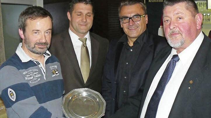 Zweiter Bürgermeister Hans-Joachim Hösch (rechts) zeichnete Klaus-Dieter Jahnke (links) mit dem Fainess-Pokal 2013 aus. Mit im Bild (von links) Trainer Jörg Bienek und zweiter Vorsitzender Stefan Kollerer. vom FC Kupferberg. Foto: Klaus-Peter Wulf