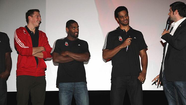 Daniel Theis, Brad Wanamaker und Josh Duncan standen im Fokus. Rechts: Brose Baskets-Mediendirektor Thorsten Vogt. Foto: Bertram Wagner