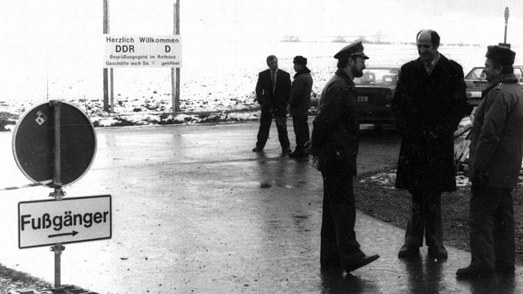 An der Grenze wurden die Heinersdorfer willkommen geheißen und auf die Auszahlung des Begrüßungsgelds im Rathaus sowie auf die Öffnung der Geschäfte sogar am Samstag und Sonntag hingewiesen.  Foto: Archiv