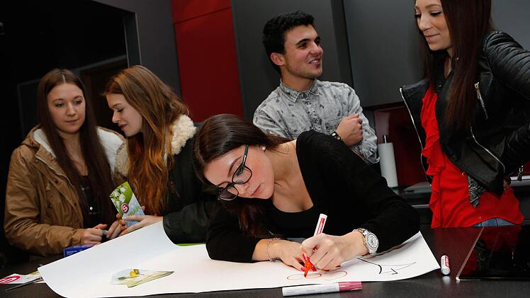 Die Jugendlichen arbeiteten eine Werbekampagne für eine alkoholfreie Party aus. Foto: Matthias Hoch