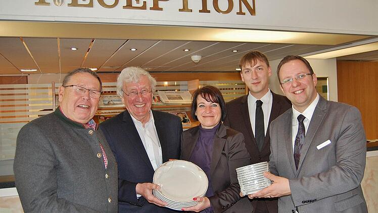 Die letzten Teller wechselten im Hotel Frankenland persönlich den Besitzer: (von links) Hilfsorganisator und Kirchenvorstand Wulf Carstensen (Evangelische Kirche Essen), Vermittler Peter Hildebrand, Geschäftsführerin Andrea Hergenröther, ihr Stellvertreter Thomas Lehmann und Hoteldirektor Michael Hecht Foto: Dobschütz