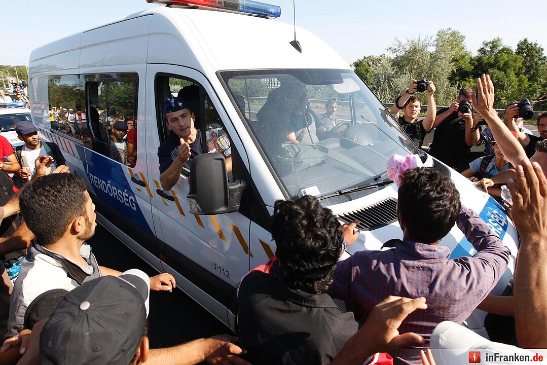 Migrants continue journey through Hungary