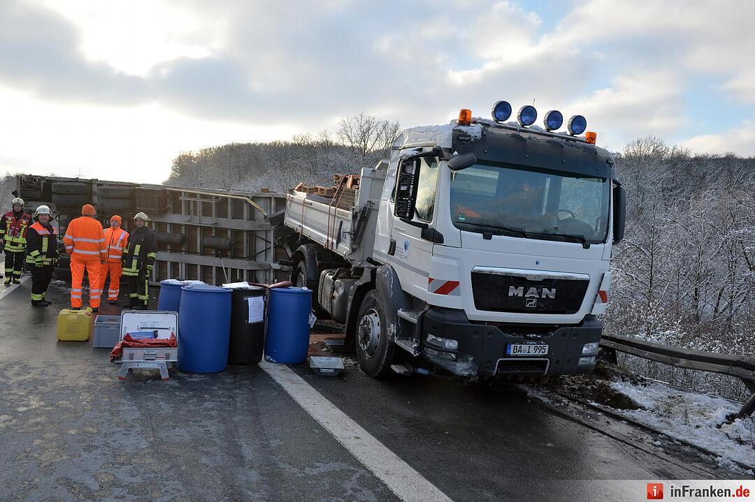 Lkw-Unfall auf A70: Bagger kippt auf Fahrbahn
