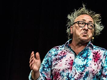 Verzweifeln am alltäglichen Wahnsinn: Urban Priol begeistert seine Fans im ausverkauften Coburger Kongresshaus. Foto: Jochen Berger