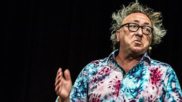 Verzweifeln am alltäglichen Wahnsinn: Urban Priol begeistert seine Fans im ausverkauften Coburger Kongresshaus. Foto: Jochen Berger