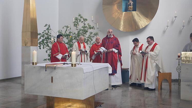 Domkapitular Christoph Warmuth (dritter von rechts) machte den Gläubigen der neuen Pfarreiengemeinschaft "St. Georg - Maria Ehrenberg" Mut, den Geist Gottes frischen Wind in die Gemeinden bringen zu lassen. Das Bild zeigt links Diakon Kim Sell, Pfarrer Karl Ebner, Diakon Christian Kubatko, Domkapitular Warmuth, Pfarrer Michael Krammer und Diakon Norbert Wahler.  Foto: Marion Eckert
