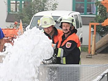 Den Einsatz von Löschschaum demonstrierte die Feuerwehr Untermerzbach. Damit kann man zum Beispiel einen unzugänglichen Kellerraum füllen, um Flammen zu ersticken.  Fotos: Helmut Will